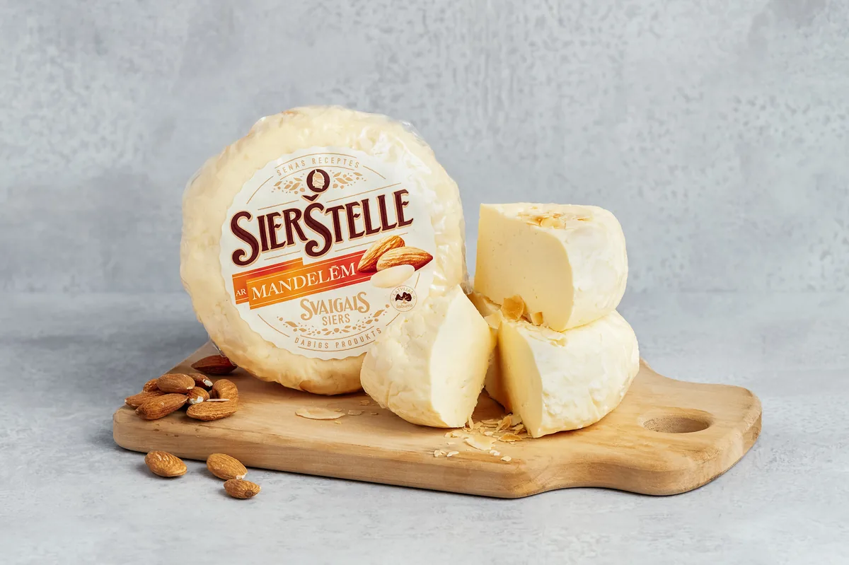 SierŠtelle siers — Ar mandelēm
