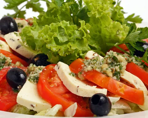 Salāti ar SierŠtelles ķimeņu sieru, tomātiem un pesto mērci